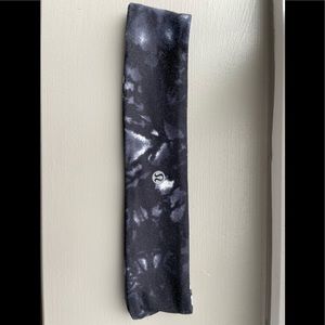 Lululemon black and white tie dye headband
